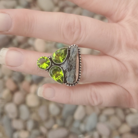 New Rough Kyanite & Peridot 925 Silver Statement Ring. - Picture 5 of 14